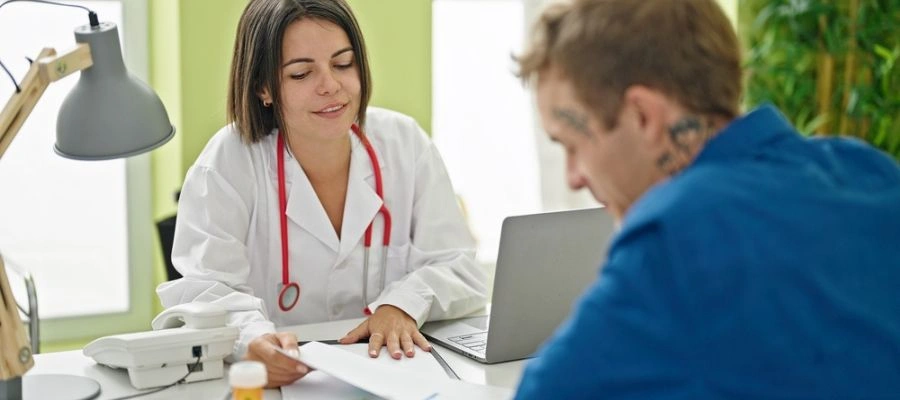Patient and physician discussing medically assisted detox for Kratom Abuse