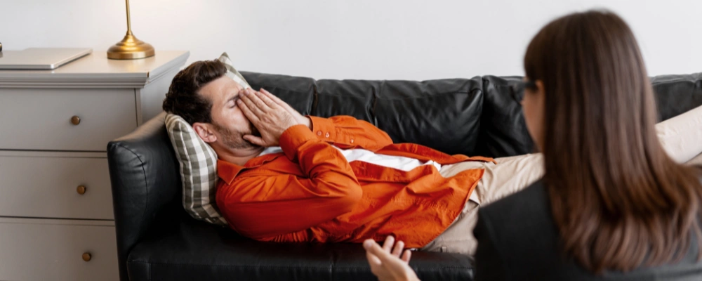 Image of a therapist and patient working through an integrated treatment plan for bipolar disorder and alcohol addiction